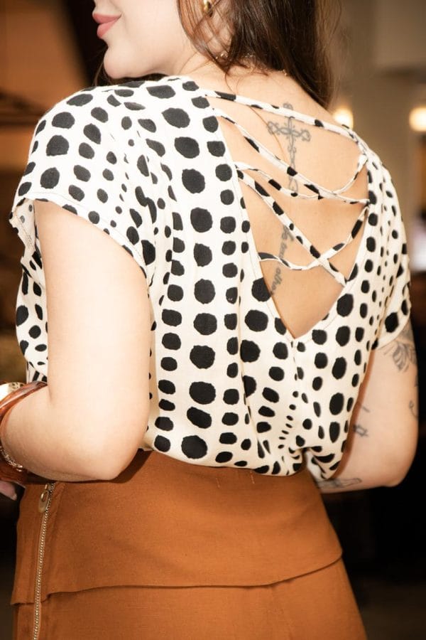 blusa poa detalhe costas
